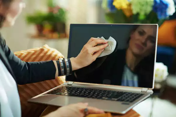 Cleaning a computer screen