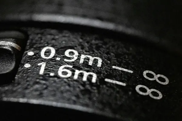 Measurement indicators on a lens